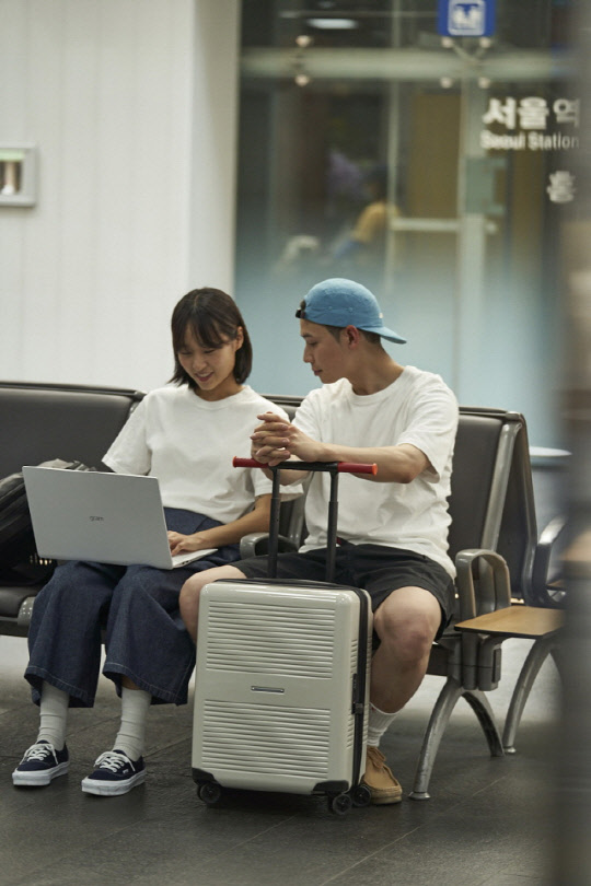 LG전자 모델이 초경량 노트북 LG 그램과 'LG 그램 굿즈'를 함께 사용하고 있다.<LG전자 제공>